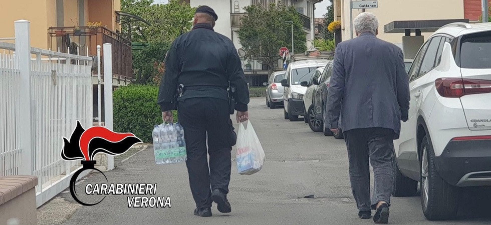 Coronavirus, i carabinieri vedono un anziano in difficoltà con la spesa e lo accompagnano fino a casa